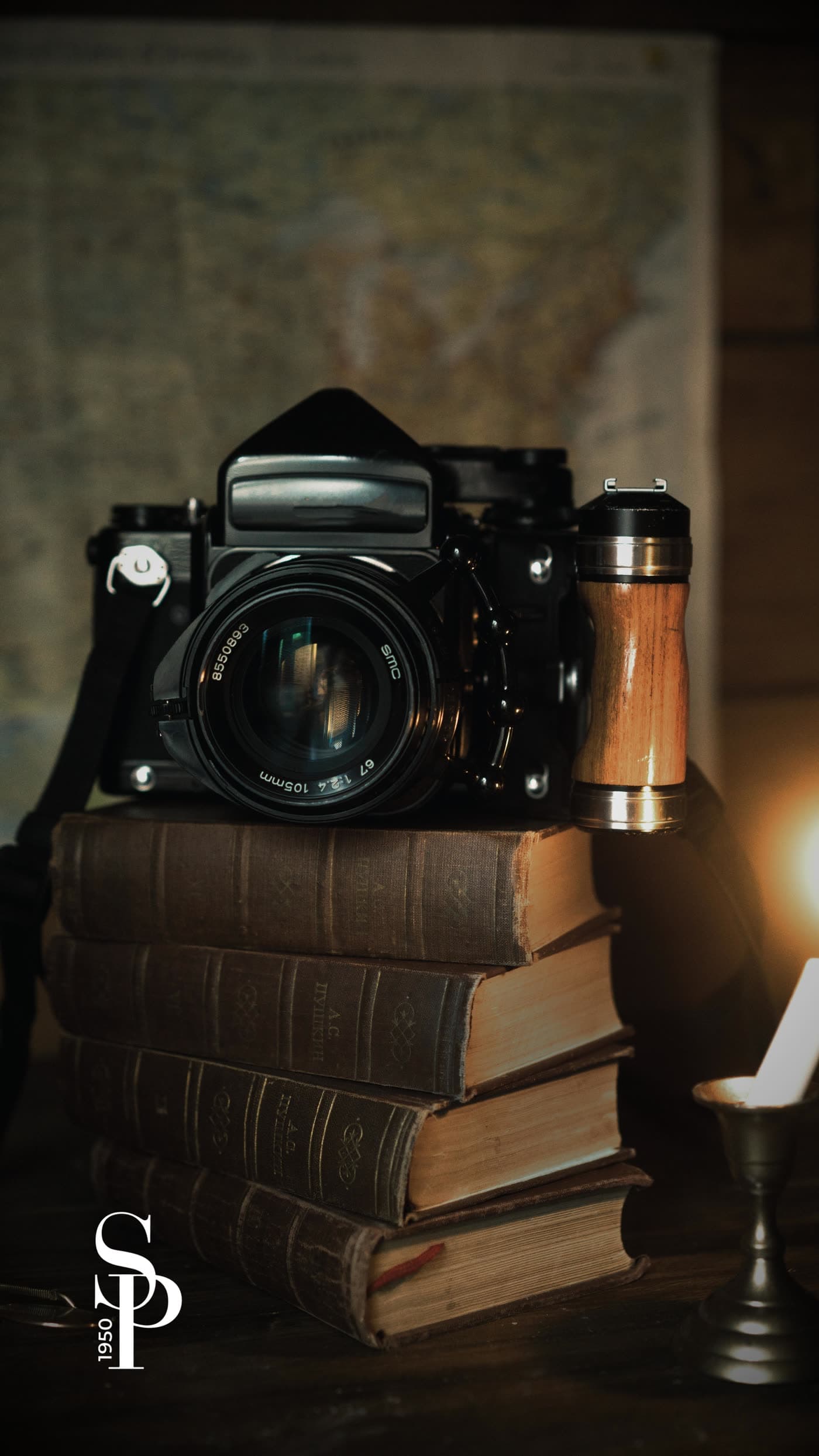 Cámara de fotos analógica sobre pila de libros