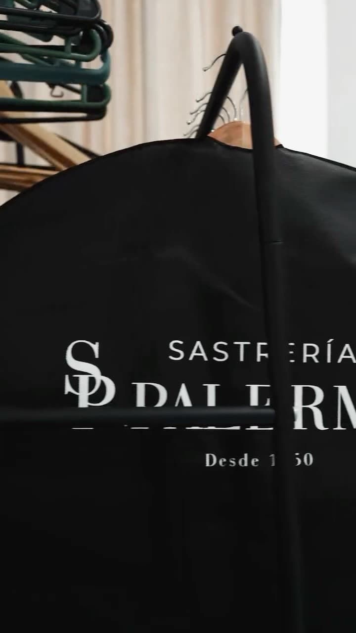 Detalle del portatrajes del atelier con el isologo SP 1950 bordado