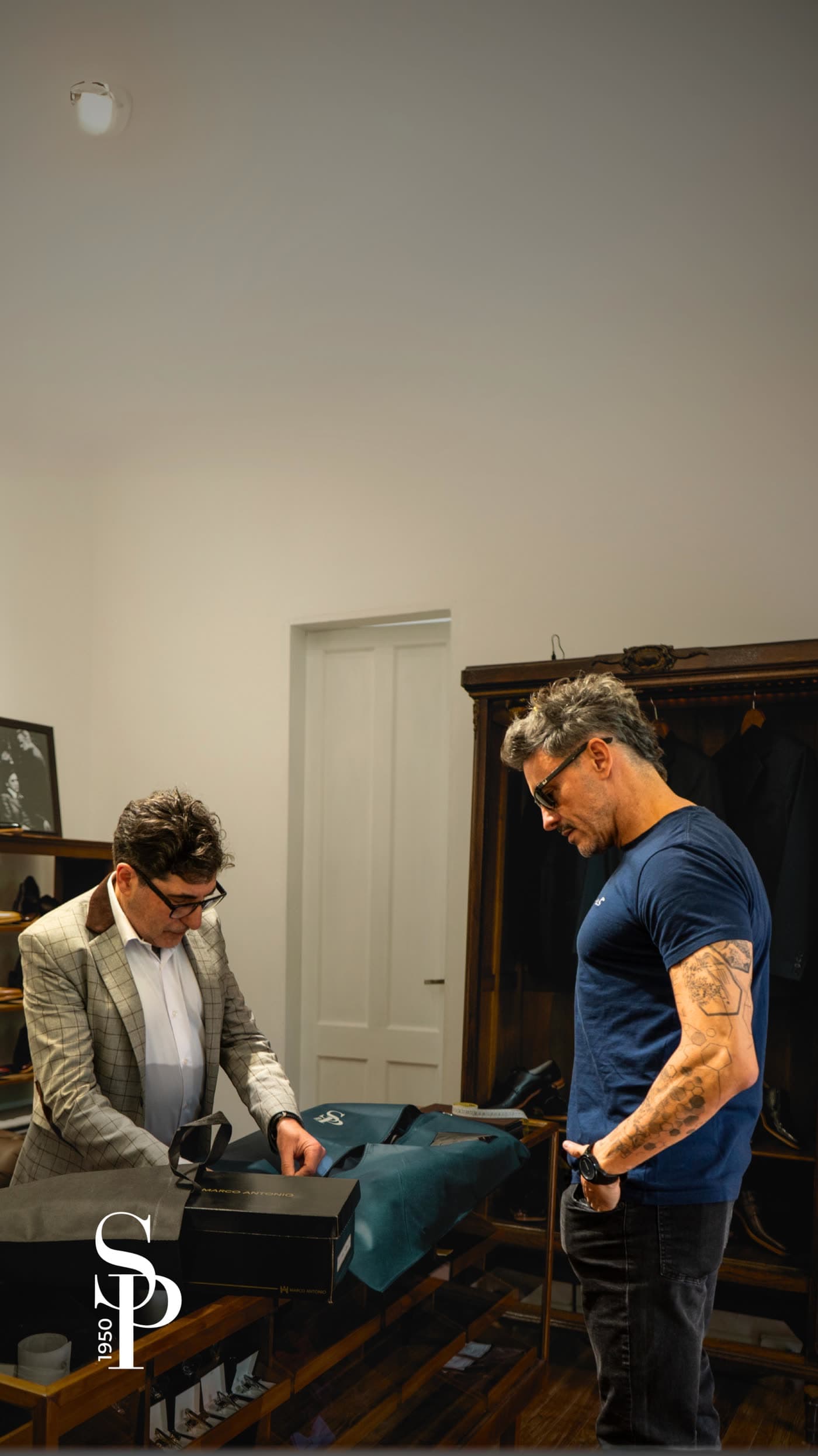 Prueba de un saco sobre el cliente en el atelier