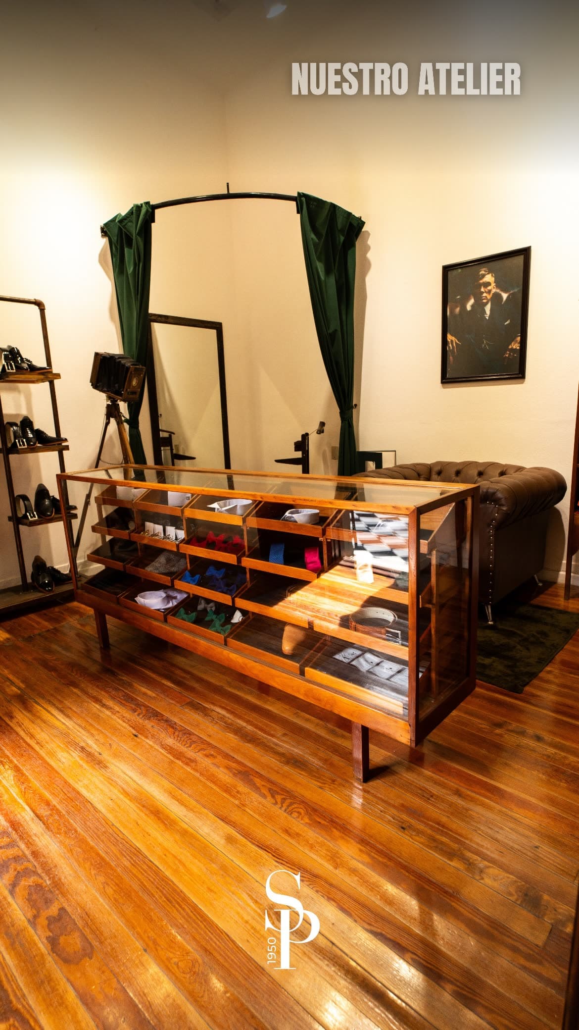 Salón principal con mobiliario de madera