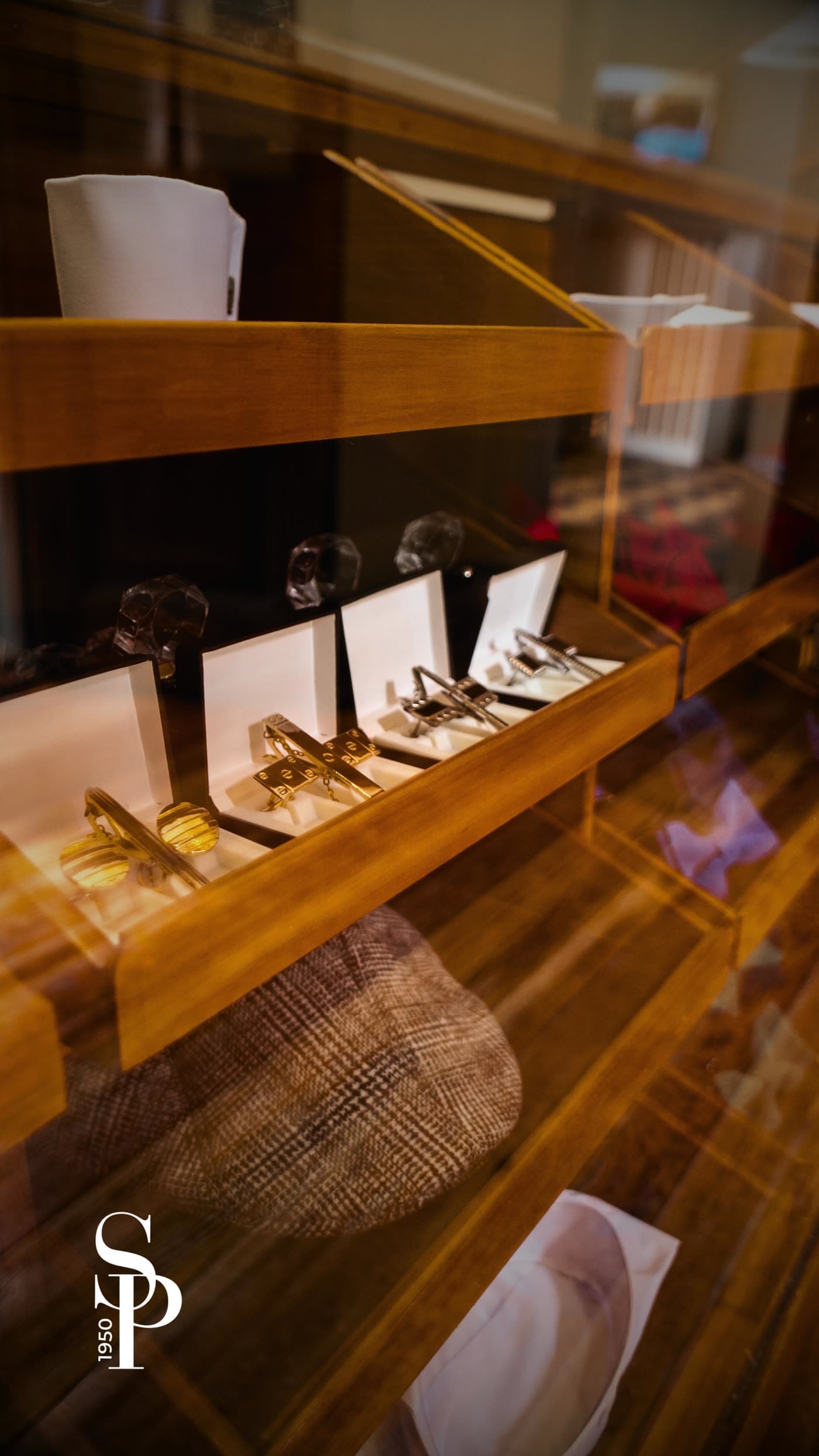 Vitrina de accesorios de sastrería