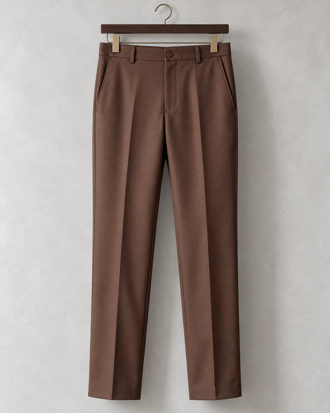 Pantalón del ambo chocolate en percha