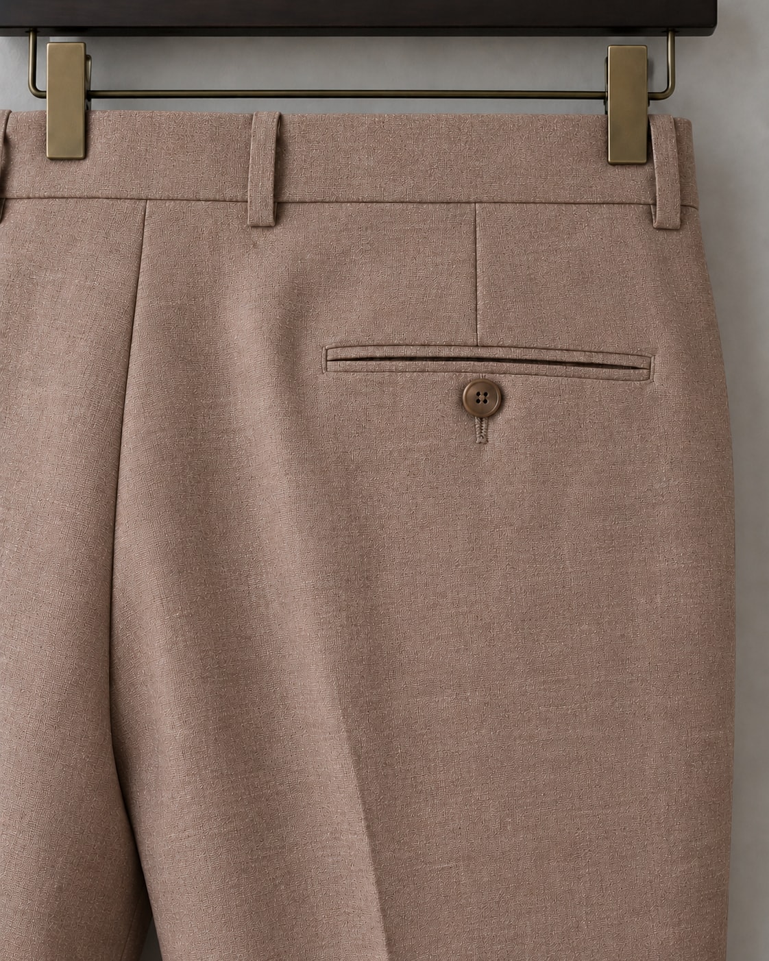 Ambo lino habano: detalle de la pretina del pantalón