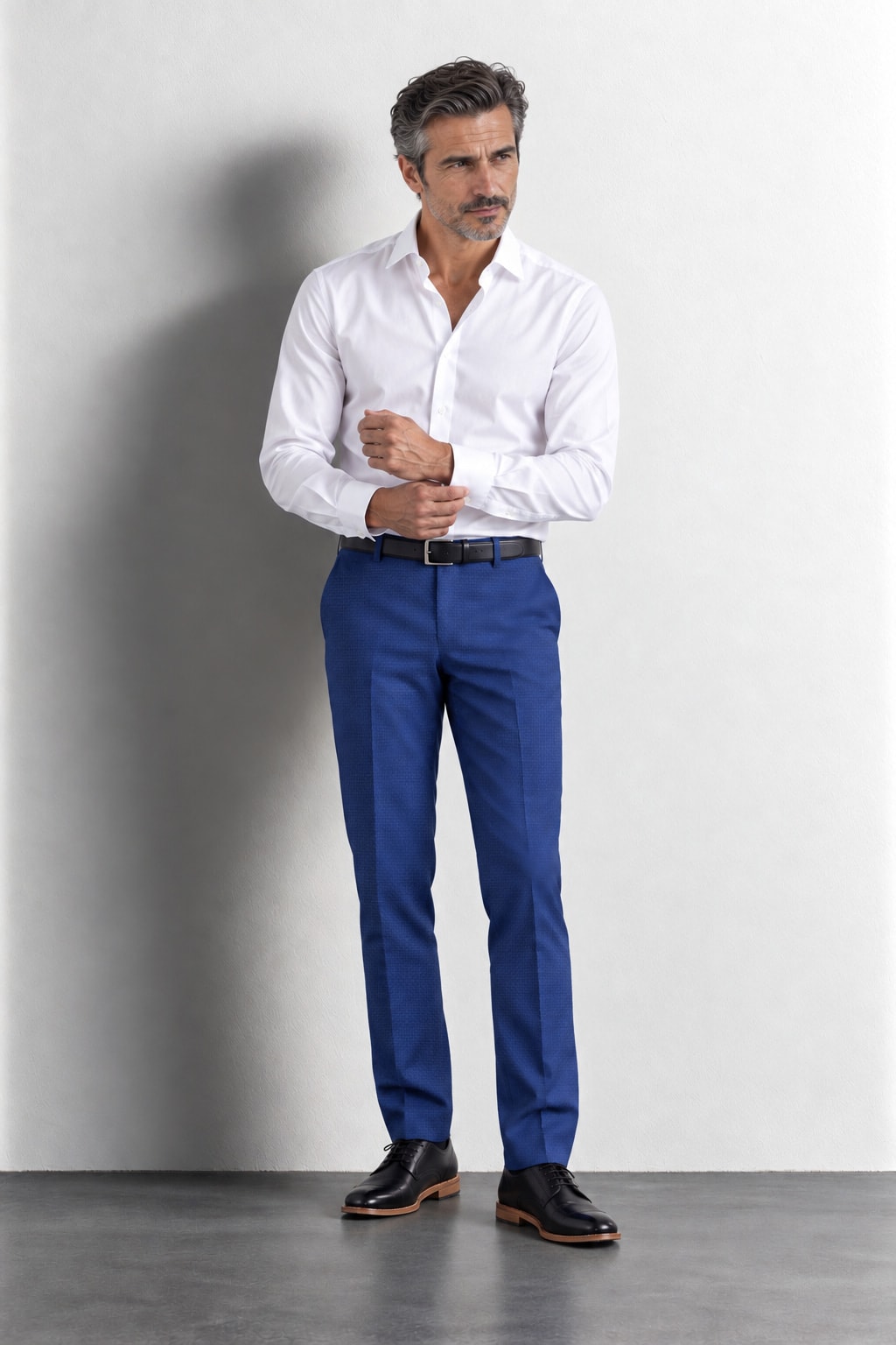 Modelo sin el saco, con camisa blanca y el pantalón del ambo sport azul marina